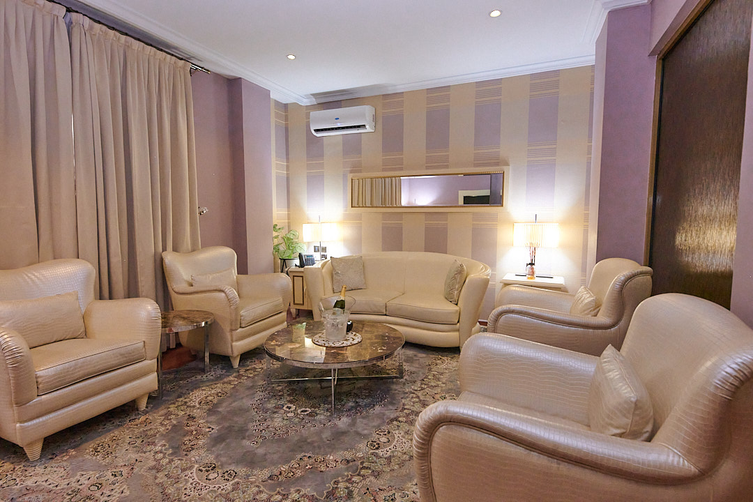 Restaurant — Oak Haven Hotel