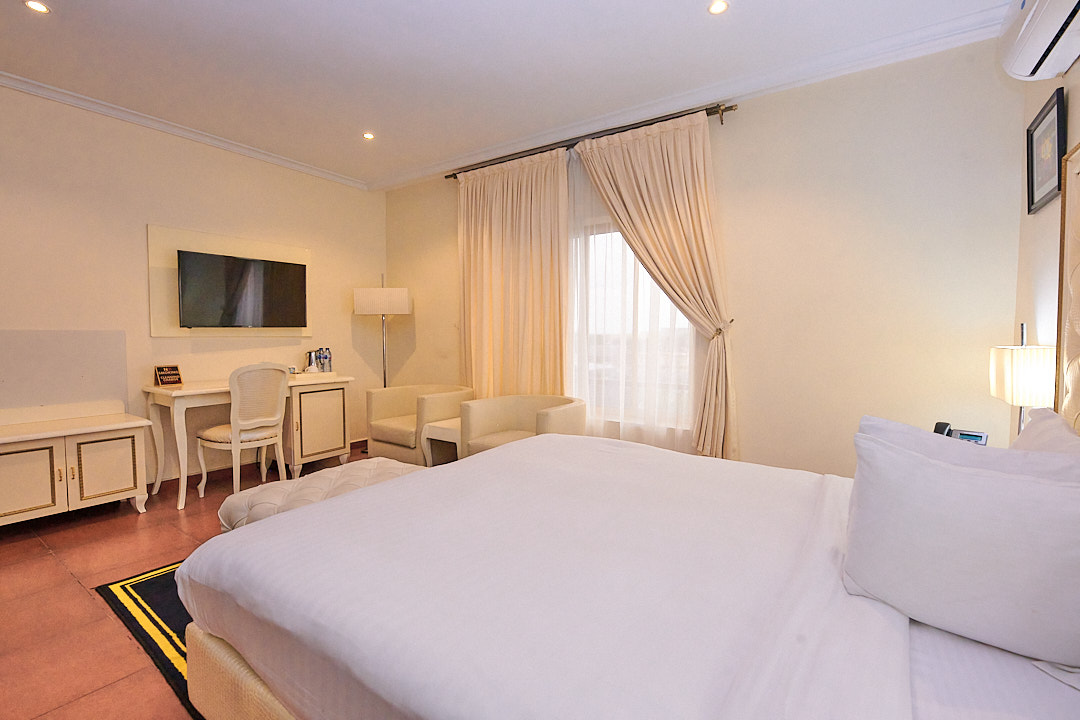 Mini Suite — Oak Haven Hotel