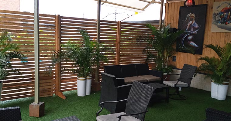 Pool Side Bar and Swimming Pool — Oak Haven Hotel