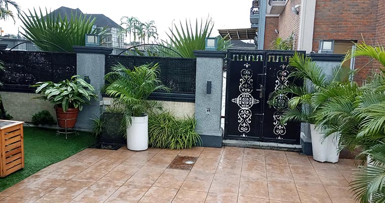 Pool Side Bar and Swimming Pool — Oak Haven Hotel