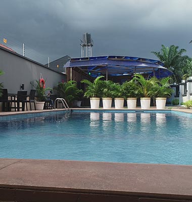Pool Side Bar and Swimming Pool — Oak Haven Hotel
