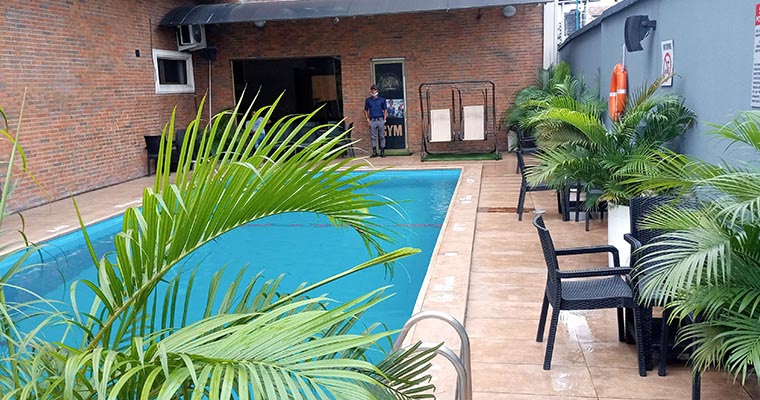 Pool Side Bar and Swimming Pool — Oak Haven Hotel