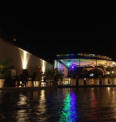 Pool Side Bar and Swimming Pool — Oak Haven Hotel